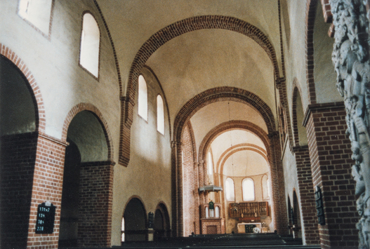 Vorschaubild Kloster Arendsee, Kirche, Mittelschiff und Seitenschiffswand  (Foto 1990)